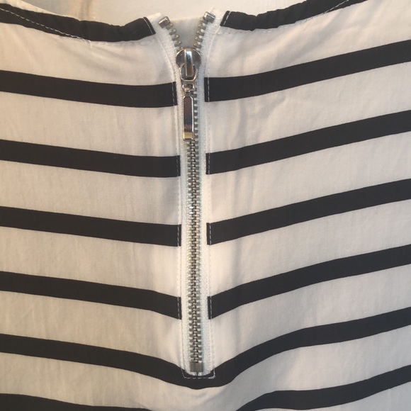 Levi’s W’s short sleeve, zippered back 100% Viscose top ~ med ~ sits at waist - Picture 4 of 10